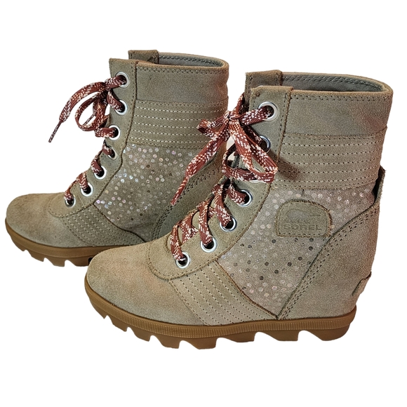 Girls Sorel Lexi Wedge Winter Boots size 1 Good Condition Taupe Color